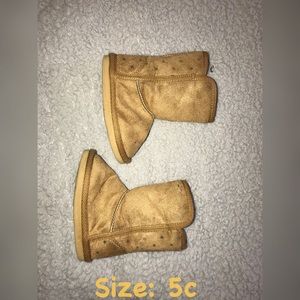 Baby boots that look like UGGS!! 😍